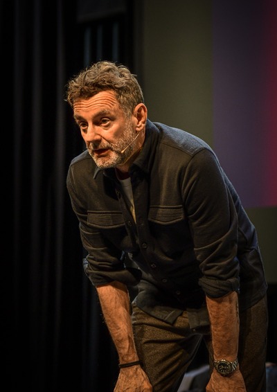 251112 Kluun Roy Beusker staand